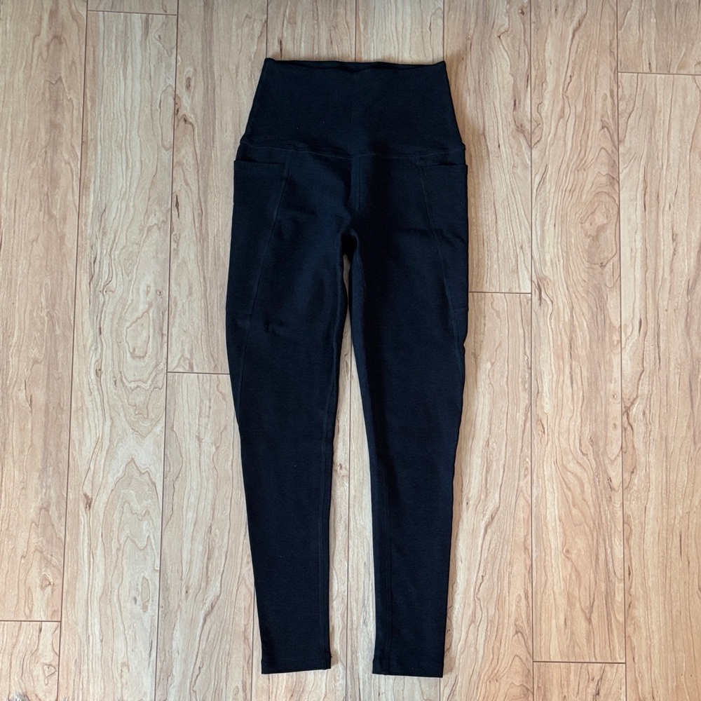 Beyond Yoga Black High Waisted Midi Legging with double side pockets, XS